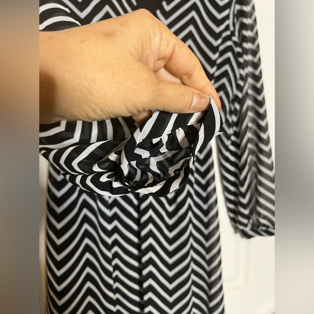 🖤 Express Sheer Chevron Dress - Picture 3 of 6